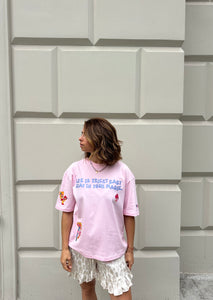 GO OUTSIDE TO LOOK INSIDE T-SHIRT POWDER PINK