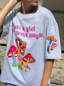 GIRL WHO LOVES MAGIC T-SHIRT GREY